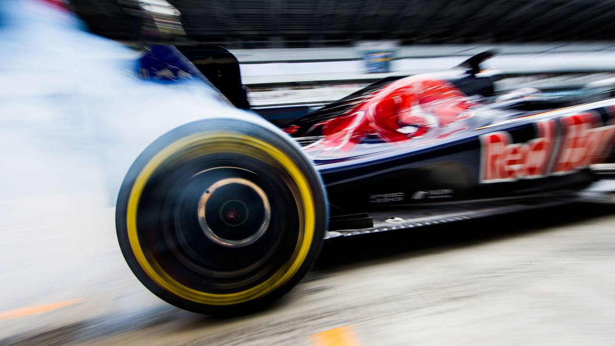 Youngster Max Verstappen lässt direkt zu Beginn ordentliche die Reifen qualmen...