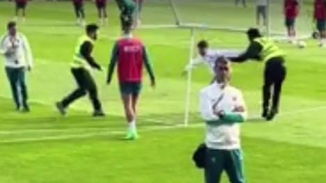 Cristiano Ronaldo ist in Deutschland angekommen und die Fans rasten beim ersten öffentlichen Training Portugals komplett aus. Mehrere Flitzer versuchen ihrem Idol so nah wie möglich zukommen und werden damit zum Social-Media-Hit. 