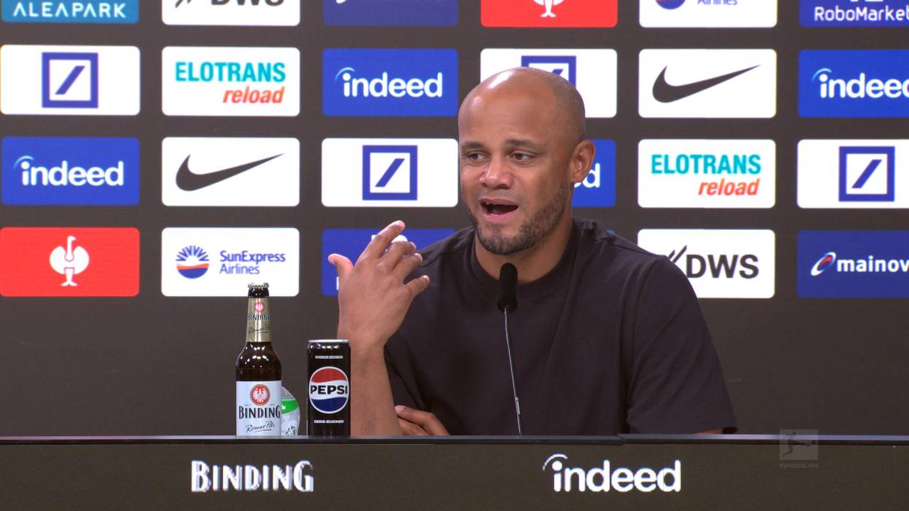 Boom! Den Bayern-Trainer im Rücken