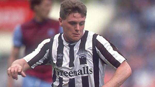 Als 17-Jähriger bestreitet Gascoigne 1984 unter Trainer Jack Charlton für Newcastle United sein Profi-Debüt in der englischen Liga