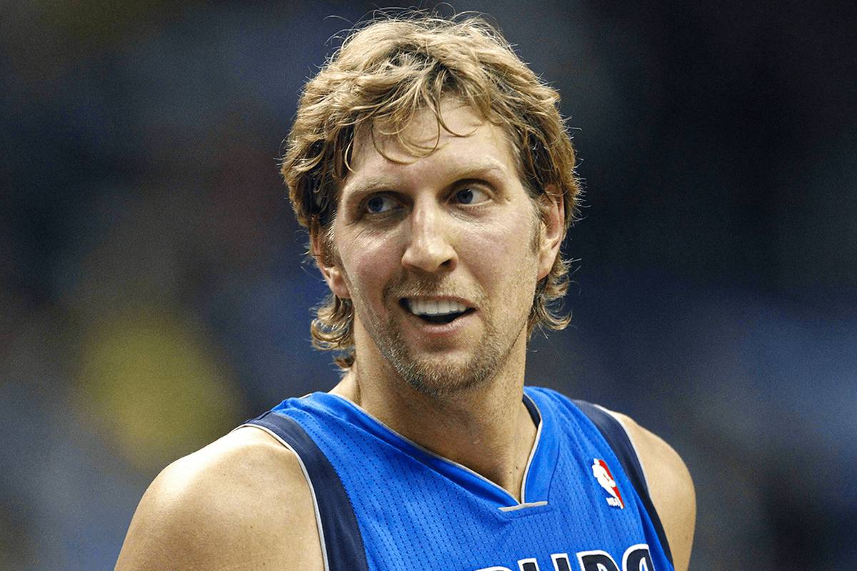 Dirk Nowitzki gilt als einer der einflussreichsten Basketballer der Geschichte. Dirkules revolutionierte als erster "shootender Bigman" das Spiel und war der erste Deutsche Spieler, der die NBA gewann und zum Superstar wurde. Auch in den USA hat der Würzburger Legendenstatus und wurde sogar in die Hall of Fame der NBA aufgenommen. Doch wie gut war Dirk Nowitzki wirklich?