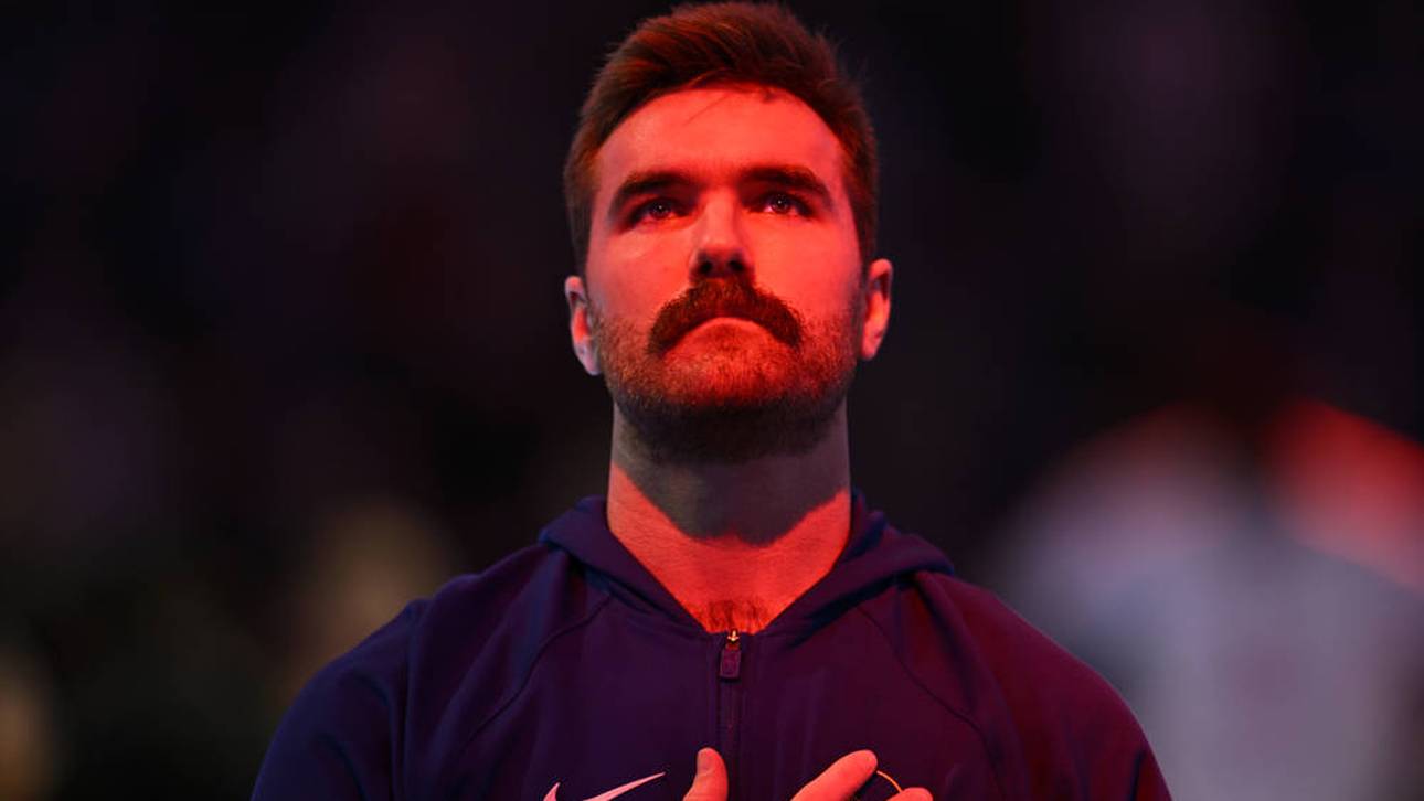 Ein Lacrosse-Held trägt die Warriors