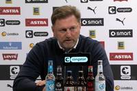 Wolfsburg-Profi Kevin Behrens fiel zuletzt mit homophoben Äußerungen auf. Im Spiel gegen St. Pauli bekam er das zu spüren. Wolfsburg-Trainer Ralph Hasenhüttl reagiert auf die Fan-Wut.