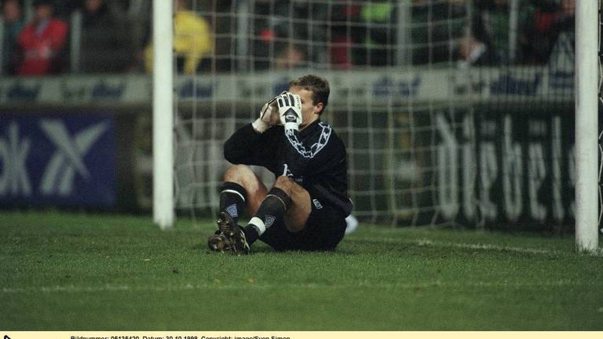 Robert ENKE, Deutschland, Torwart, Torhüter, Borussia Mönchengladbach, Fussball-Bundesliga, sitzt enttäuscht auf dem Rasen vor dem Tom, im Stadion ist dichter Nebel, in dem Spiel Borussia Mönchengladbach - Bayer Leverkusen am 30.10.1998.