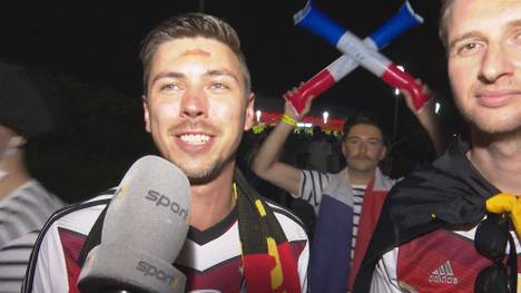 Die deutschen Anhänger freuen sich über die Rückkehr und die tolle Stimmung im Stadion. Die Nationalmannschaft und Bundestrainer Joachim Löw kommen bei den Fans allerdings schlecht weg.