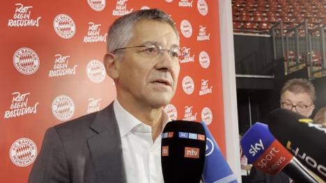 Bayern-Präsident Herbert Hainer spricht über die ungeklärte Vertragssituation von Alphonso Davies, um den zuletzt Abgangsgerüchte kursierten.
