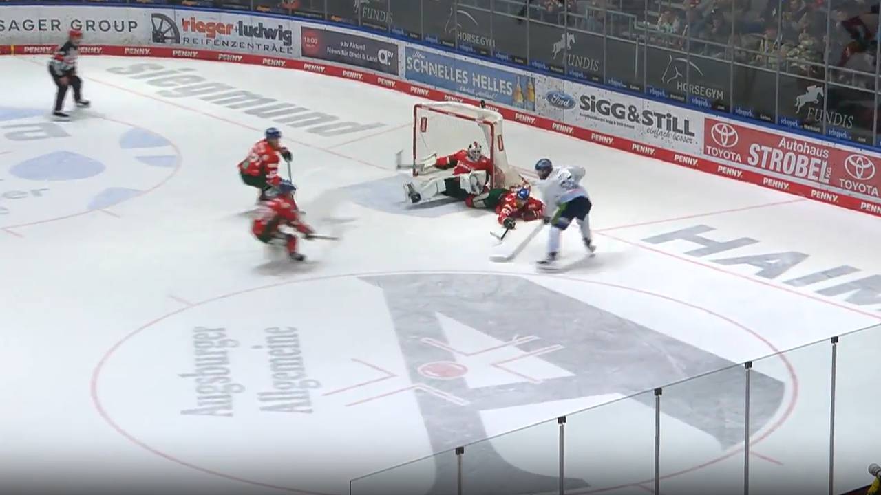 Slapstick pur! Eigener Spieler räumt Goalie ab