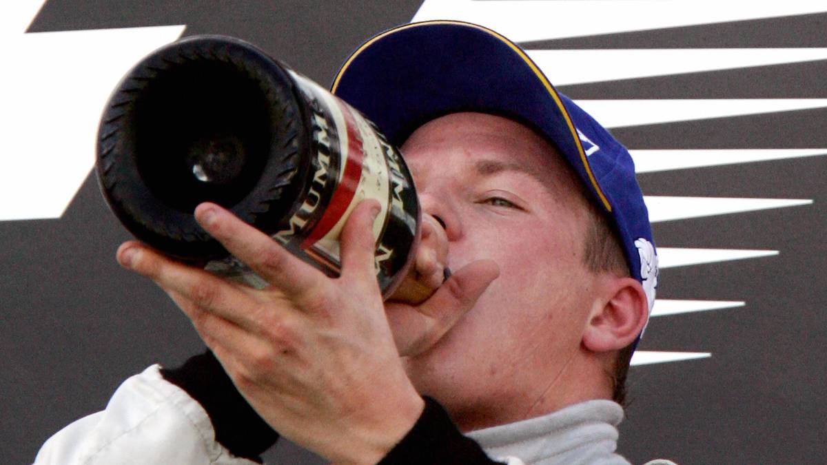 Darauf einen großen Schluck aus der Champagner-Pulle: KIMI RÄIKKÖNEN fährt 2005 in Suzuka einen nicht mehr für möglich gehaltenen Sieg ein. Der Finne überholt bei seiner Aufholjagd von Platz 17 Schumacher, Alonso und in der letzten Runde den bis dato führenden Giancarlo Fisichella und sichert sich den Sieg in Japan
