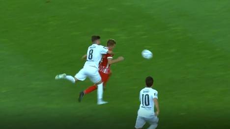 Ganz bitter wurde es für den Halleschen FC gegen den SC Freiburg II, schon in der fünften Spielminute kassiert Kapitän Nietfeld die rote Karte wegen Notbremse, in der 34. Minute muss dann auch der zweite Kapitän Kreuzer aufgrund einer ähnlichen Situation das Feld räumen. 