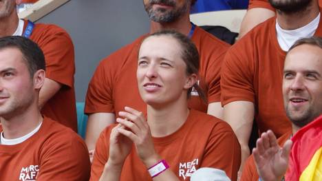 Iga Swiatek gesteht, dass ihr bei der Abschiedszeremonie bei den French Open für Rafael Nadal die Tränen kamen. Es sei schön gewesen, dass alle zusammengekommen sind, um sich bei der Tennislegende zu bedanken.
