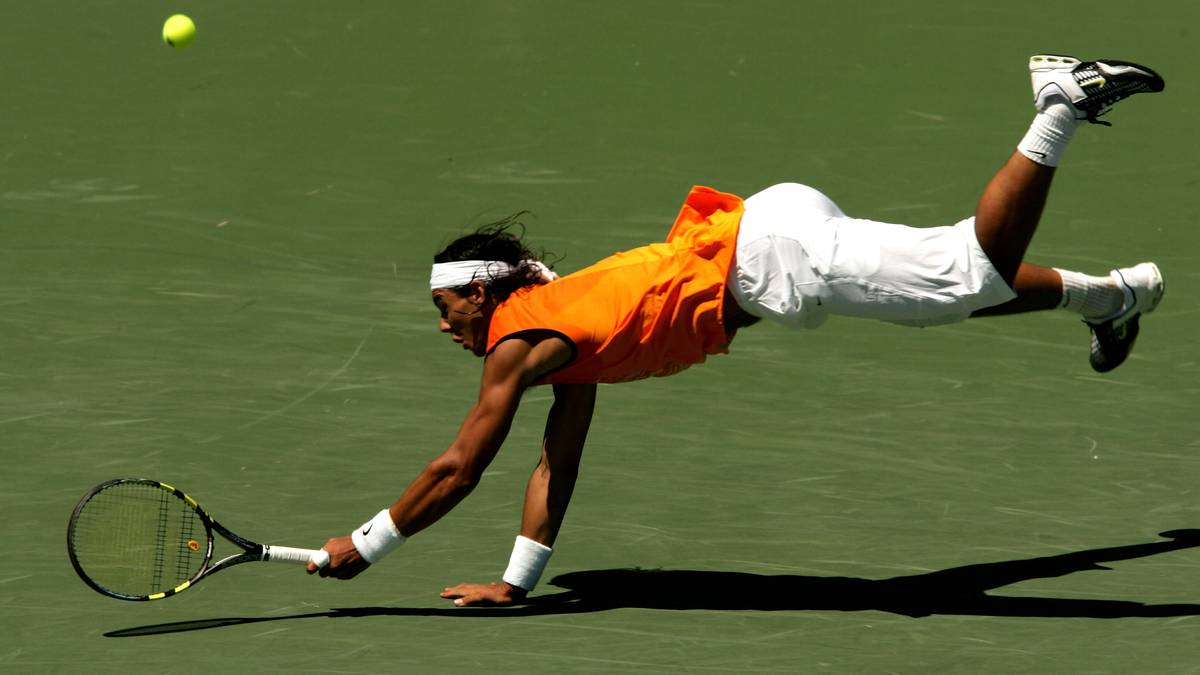 PLATZ 5 - MIAMI-FINALE 2005: Nadal fliegt scheinbar zum nächsten Sieg gegen Federer in Miami. Der damals 18-Jährige holt sich gegen den bereits vielfachen Grand-Slam-Sieger die ersten beiden Sätze 6:2, 7:6. Federer fliegen die Bälle nur so um die Ohren
