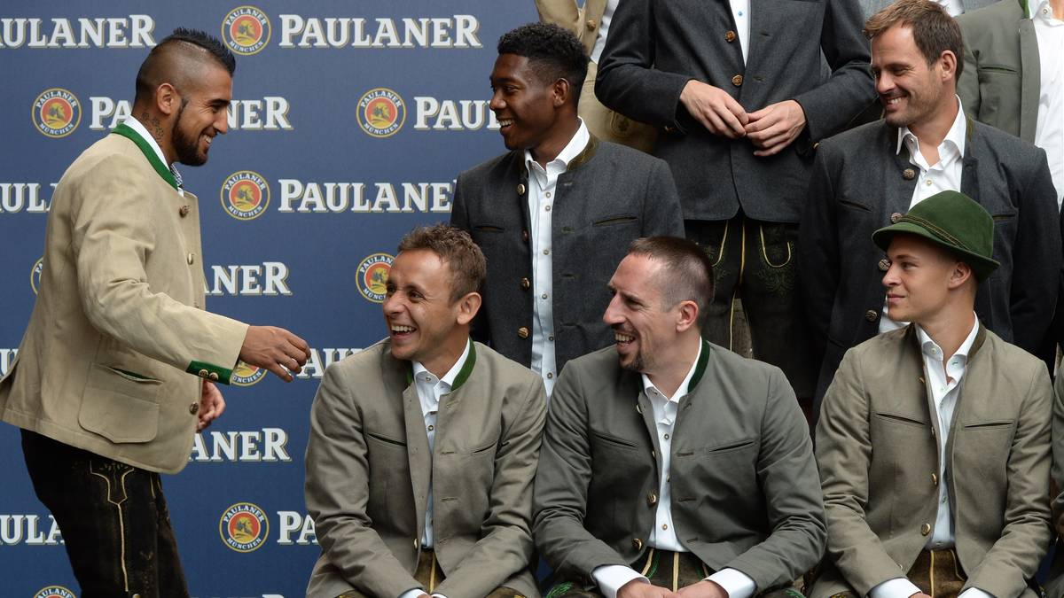 Arturo Vidal findet sich auch abseits des Platzes gut ein. Und wo Rafinha ist, da scheint der Spaß nicht weit zu sein