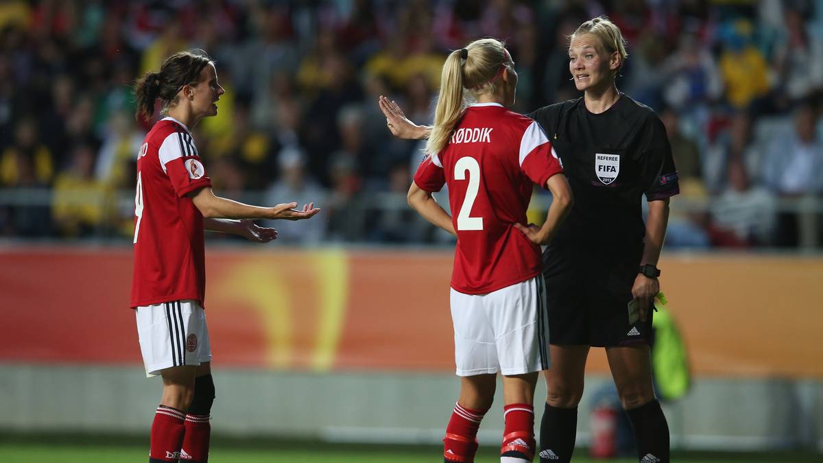 Ihren ersten internationalen Auftritt feierte sie 2009 bei der Frauen-Europameisterschaft in Finnland