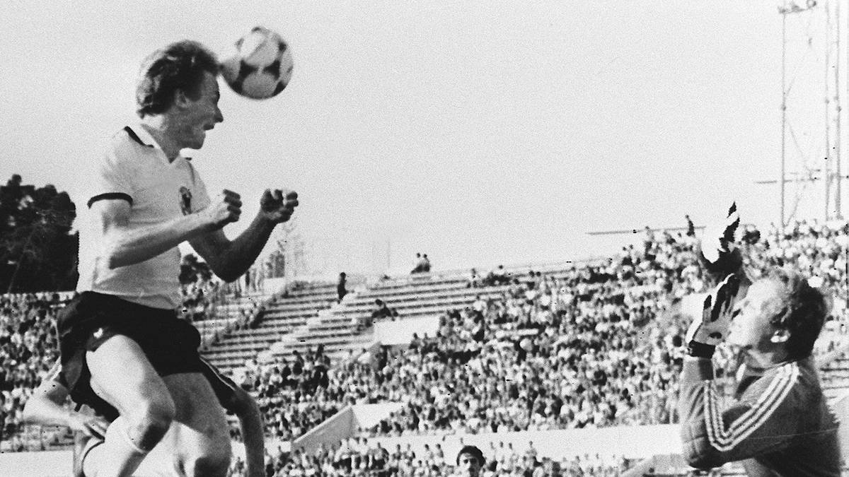 Deutschland - Tschechoslowakei 1:0 - Bei der Euro 1980 in Italien kommt es gleich im Auftaktspiel zum großen Wiedersehen der beiden Finalisten. Auch wenn es dieses Mal nur um die ersten drei Punkte in der Gruppenphase geht, sinnt das DFB-Team auf Revanche, die tatsächlich gelingt