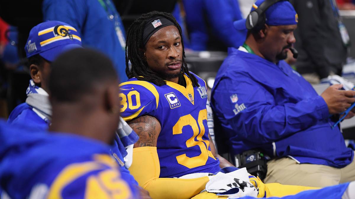 Heiß wäre eigentlich auch Rams Superstar Todd Gurley II. Nach einer Verletzung vertrauen die Trainer seiner Gesundheit offenbar nicht hundertprozentig, darum kommt er vor der Pause kaum zum Einsatz