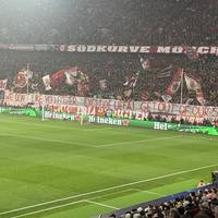 Der FC Bayern kämpft gegen Arsenal um den Einzug ins Champions-League-Halbfinale. Vor Spielbeginn machen die Bayern-Fans mit einer Pyro-Show auf sich aufmerksam - kurz danach mit einem Banner.