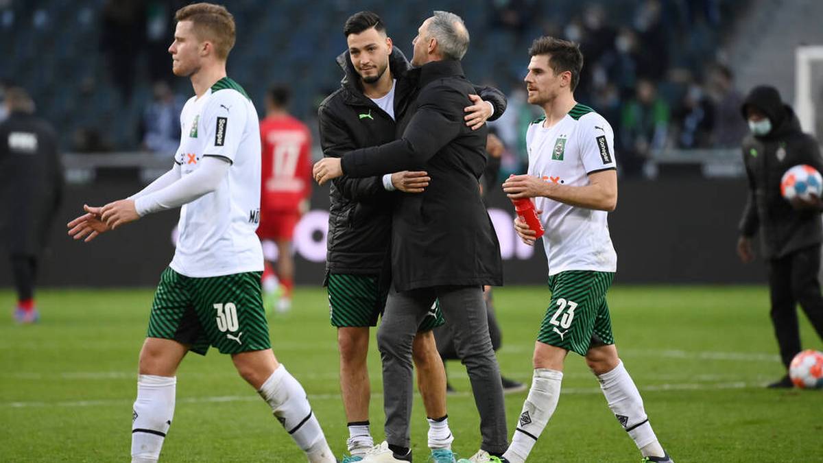 Ramy Bensebaini (M.) steht bei Borussia Mönchengladbach vor dem Absprung