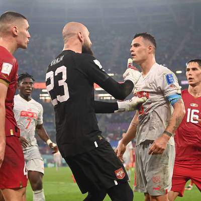Die Schweiz erreicht dank eines dramatischen Sieges gegen Serbien das Achtelfinale. Granit Xhaka provoziert die serbische Bank mit einer vulgären Geste.