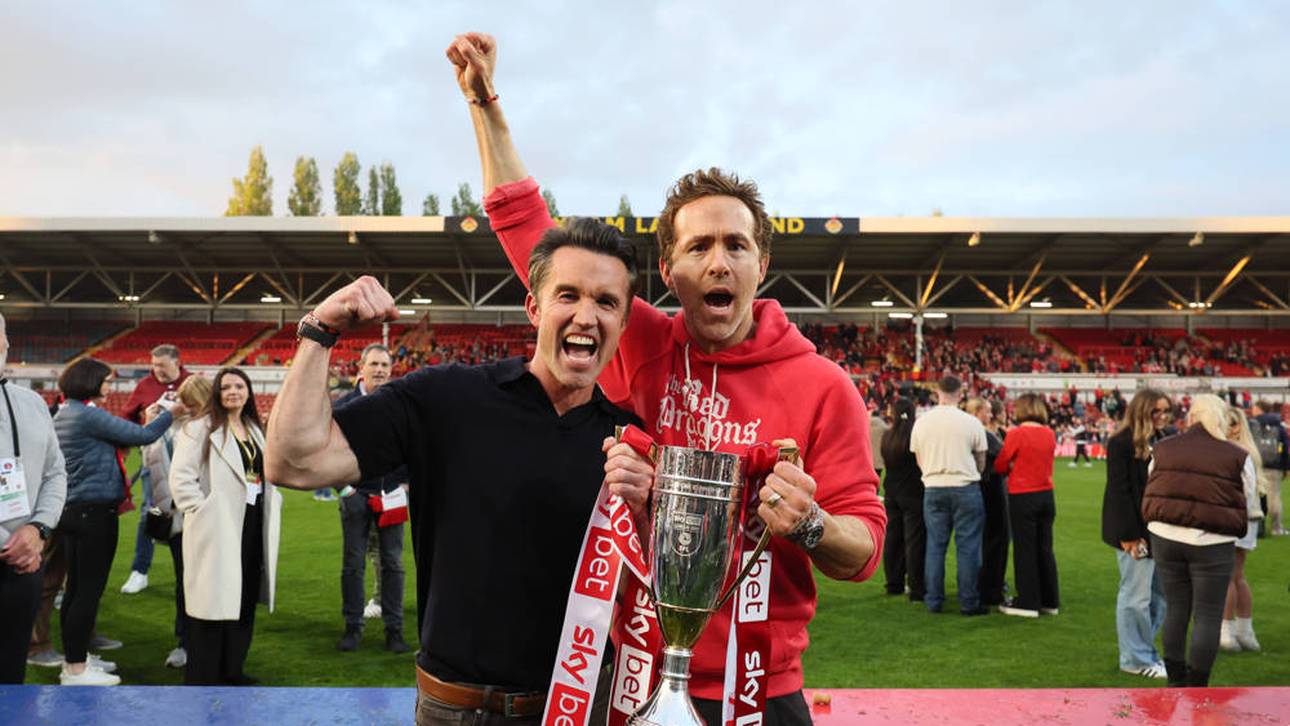 Rob McElhenney (l.) und Ryan Reynolds (r.) haben den AFC Wrexham 2020 übernommen