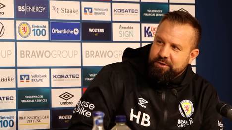 Bei einer Frage von einem bestimmten Sender reagiert Braunschweig-Trainer Heiner Backhaus deutlich und knöpft sich den Journalisten vor. 