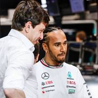 Seit seinem bekanntgegebenen Wechsel zu Ferrari hängt Lewis Hamilton zwischen den Stühlen. Der frühe Zeitpunkt hindert den siebenmaligen Weltmeister daran, sich voll auf seine Aufgaben bei Mercedes zu konzentrieren. Ein Gespräch soll nun Klarheit schaffen.