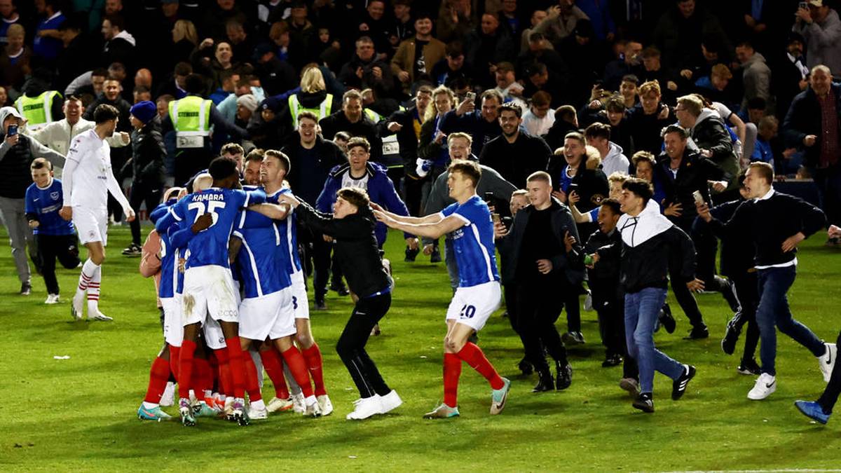 Fans des FC Portsmouth feierten den Aufstieg mit einem Platzsturm
