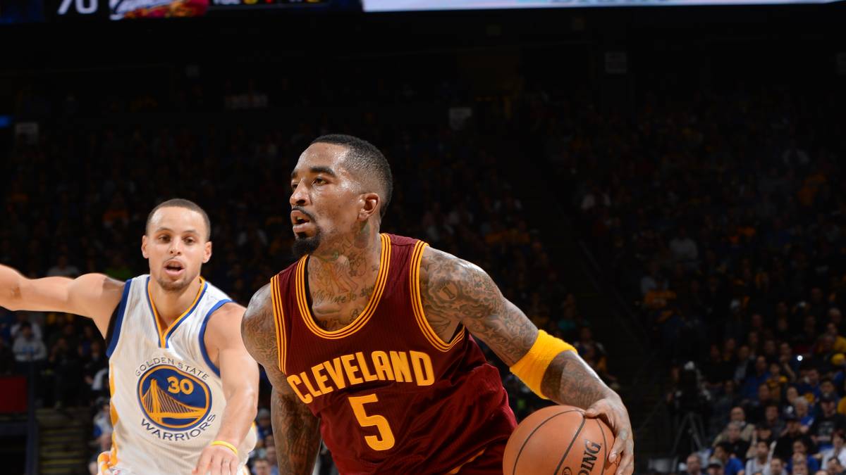 J.R. SMITH: Auch der abgezockte Shooter erlebt nach dem Abschied von den Knicks eine Renaissance. Gegen die Warriors muss er ballern bis der Arzt kommt und treffen wie in den Ost-Finals. Gegen Atlanta versenkt er starke 47,5 Prozent seiner Dreier. Diese Dimension brauchen die Cavs, um mit dem Scoring der Warriors mitzuhalten. Es sind zwar seine ersten Finals, aber bei den Rotationsspielern der Cavs gehört er trotzdem mit zehn NBA-Jahren zu den erfahrenen Köpfen, die das Team tragen müssen. Wehe, wenn J.R. einen seiner berüchtigten Läufe erwischt. Vorteil Cleveland (4:3)