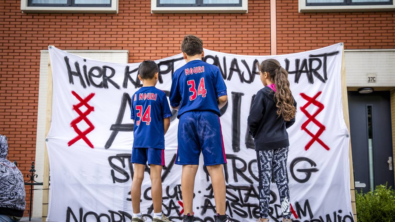 Stars fühlen mit Ajax-Profi Nouri