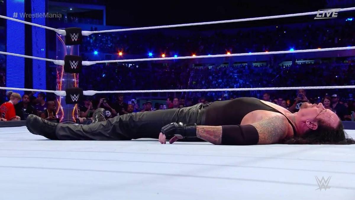 Der Undertaker liegt geschlagen am Boden. Er richtet sich noch einmal auf - aber was dann passiert, kann den Fans keine Hoffnung auf einen weiteren Kampf machen