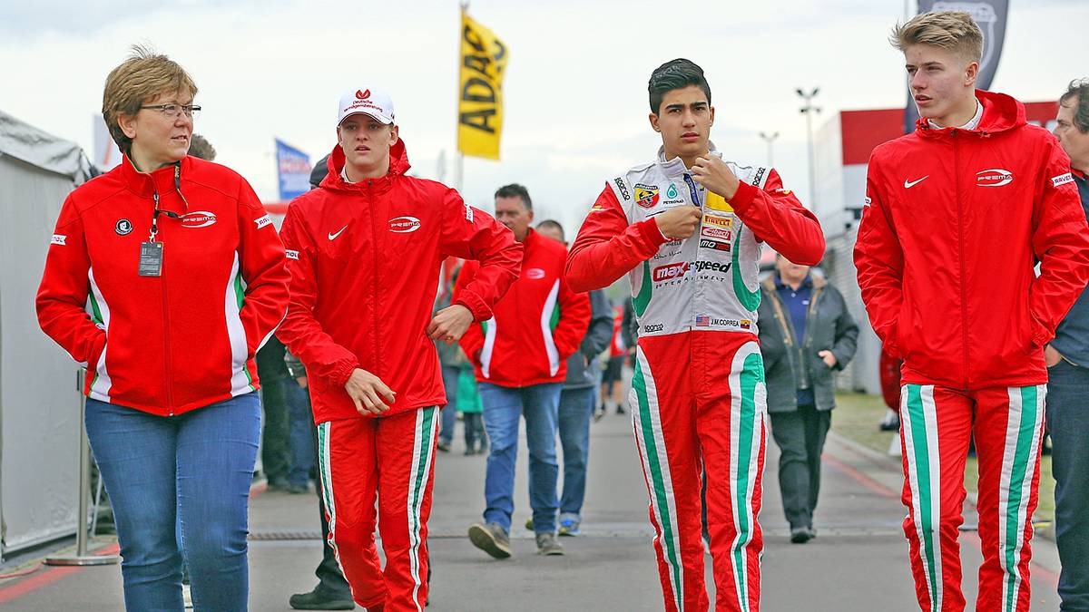 Grazia Troncon und Mick Schumacher mit Prema-Teamkollegen