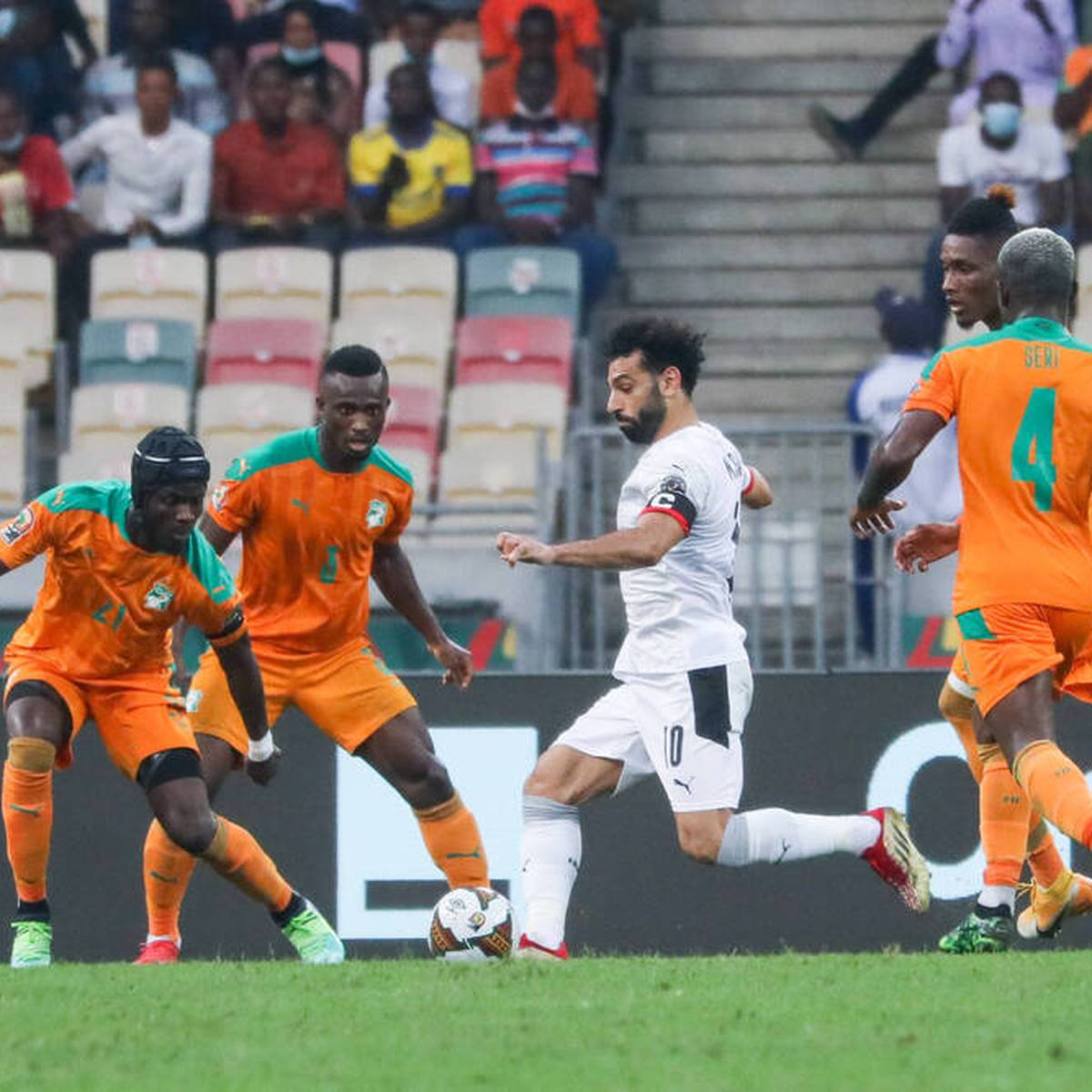 Ägypten erreicht beim Afrika Cup das Viertelfinale, besiegt die Elfenbeinküste im Elfer-Krimi. Salah bleibt cool, Ersatzkeeper Gabal reagiert glänzend.