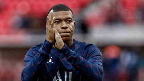 Zum Ende des Transferfensters versuchte Real Madrid auf den letzten Drücker Kylian Mbappé aus Paris loszueisen. In den Verhandlungen soll Real am Ende etwas über 200 Millionen Euro Ablöse geboten haben.Dieses Angebot hat PSG-Sportdirektor Leonardo nun aber in das Reich der Fabeln verwiesen.