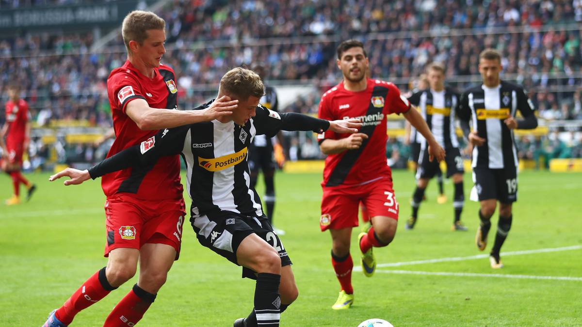 MICKAEL CUISANCE (2.v.l./Gladbach, 18): Im Rennen um das 18 Jahre alte Supertalent aus Frankreich stach die Borussia sogar Pep Guardiola aus. Der Mittelfeldspieler ist vielseitig einsetzbar und ist sowohl für die Doppelsechs als auch als Zehner eine echte Alternative. Fohlen-Coach Dieter Hecking brachte ihn in bereits sechs Ligaspielen
