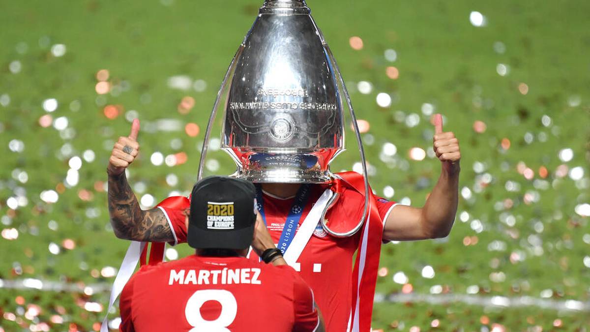 Und wer verbirgt sich hier unter dem Pokal? Ersatzspieler Lucas Hernández stülpt sich den Henkelpott über den Kopf.