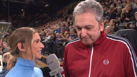 Werder-Stadionsprecher Arnd Zeigler spricht beim Hallenturnier in Oldenburg über Nationalspieler Niclas Füllkrug und die Stimmung in Bremen während der WM. 