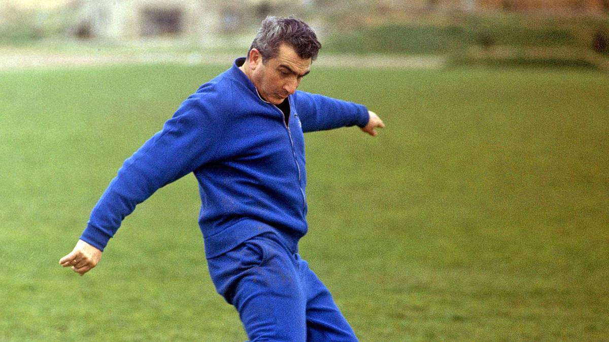 Nach einer kurzen Station als Trainer der zweiten Mannschaft wurde er zu Beginn der Saison 1959/'60 Cheftrainer des weißen Balletts. Als Trainer sicherte er sich neunmal die spanische Meisterschaft - und in seiner ersten Saison 1960 und erneut 1966 den Landesmeisterpokal. Munoz ist mit einer 15-jährigen Amtszeit bis heute übrigens der am längsten amtierende Trainer in der Geschichte Reals