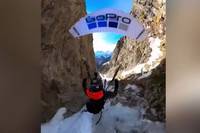 Carl Weiseth ist ein Flugtrainer und Adrenalinjunkie. Auf Social Media teilt er Videos, wo er das Skifahren mit dem gleitschirmfliegen verbindet und dabei waghalsige Stunts durchführt.
