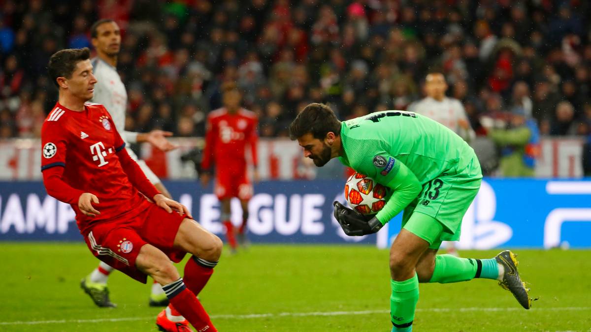 FC LIVERPOOL - ALISSON BECKER: Bekommt in der ersten halben Stunde im Minutentakt Rückpässe zur Weiterverarbeitung serviert. Löst diese Aufgaben elegant wie Manuel Neuer zu seinen besten Zeiten. Muss nie ernsthaft eingreifen, beim Gegentor ist er machtlos. SPORT1-Note: 2,5