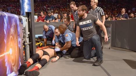 James Ellsworth (u.) und Dean Ambrose wurden bei WWE SmackDown Live von AJ Styles attackiert