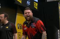 Michael Smith besiegt mit einigen Problemen gegen Alan Soutar. Mit einer 4:0 Führung beginnt Smith das Match, doch dann gibt er gleich 5 Legs einfach aus der Hand. 