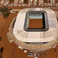 Die Flutkatastrophe in Brasilien beeinträchtigt auch den Fußballbetrieb.