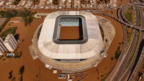 Schlammige Wassermassen umgeben das Stadion von Gremio