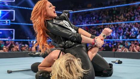 Becky Lynch (o.) feierte vor WWE Fastlane einen moralischen Sieg über Charlotte Flair