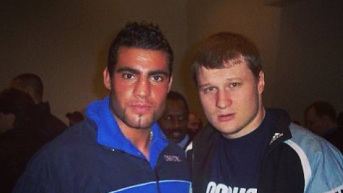 2005 wird der heute 33-Jährige Box-Profi. Der Sauerland-Stall nimmt Charr auf, anschließend wird er von Trainer Ulli Wegner betreut. Hier kommt er als Sparringspartner von Walujew, Powetkin und Ruiz bereits mit den ganz Großen in Kontakt