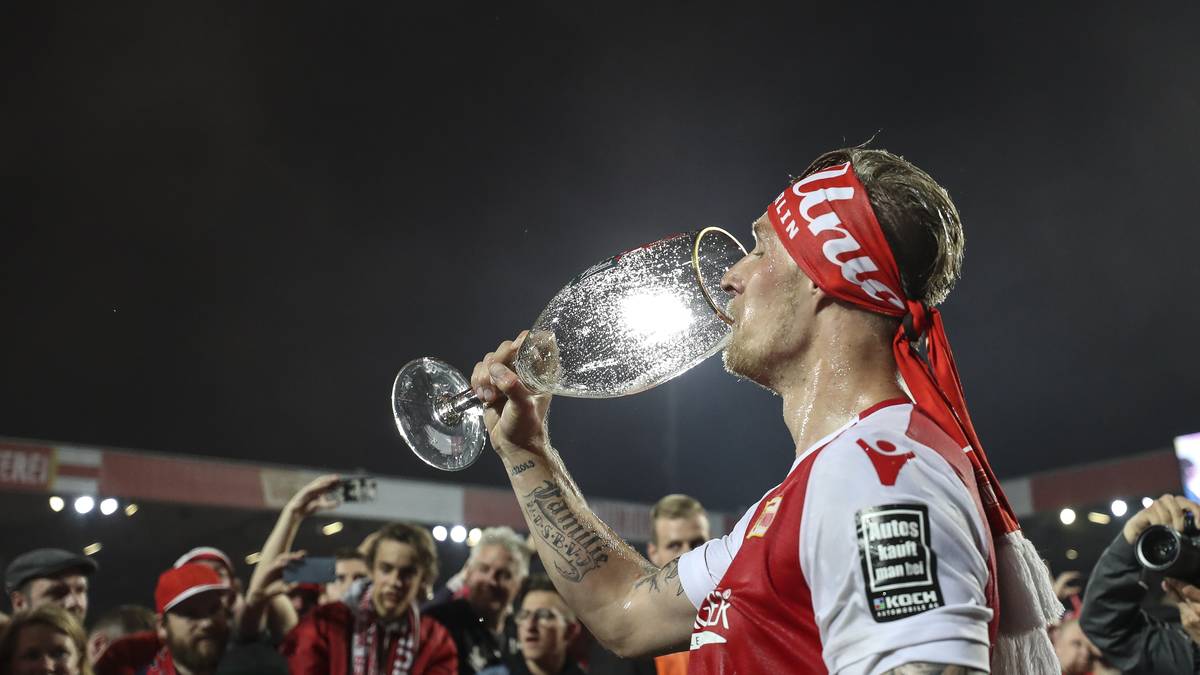 Ein kräftiger Schluck aus dem riesigen Bierglas muss nun natürlich auch erlaubt sein 