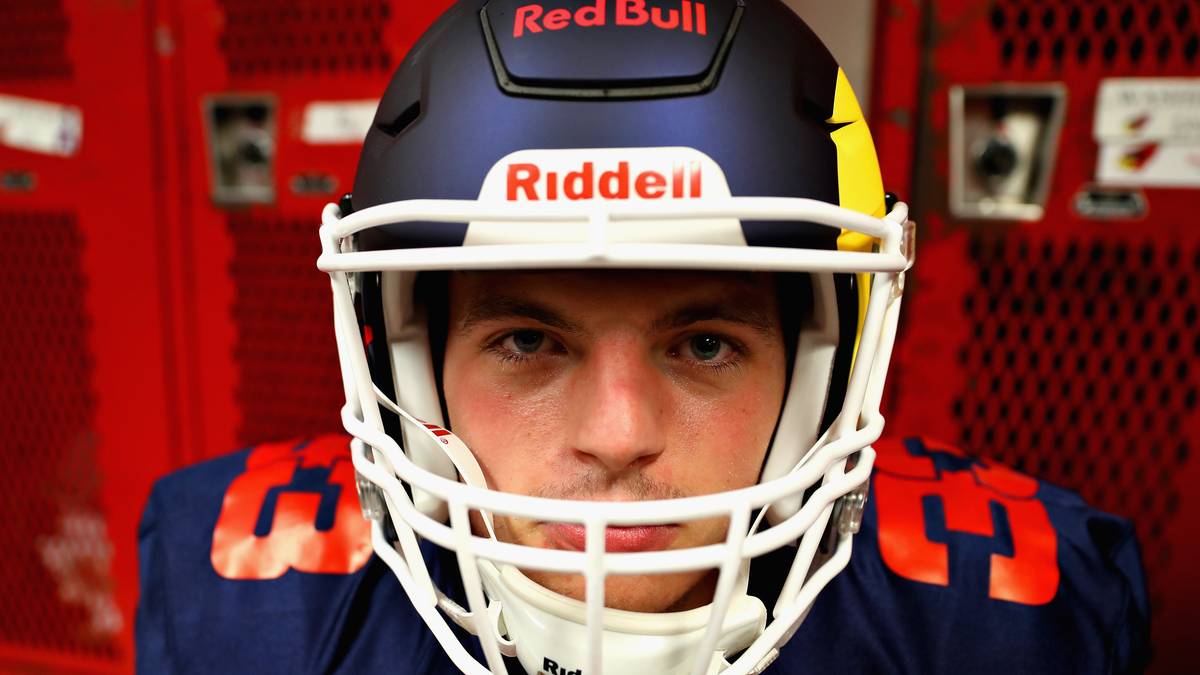 Verstappen zeigt schon einmal, dass er den bösen, einschüchternden Blick von Footballern ebenfalls drauf hat