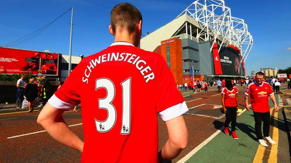 Ein Fan trägt das Trikot von Bastian Schweinsteiger bei Manchester United
