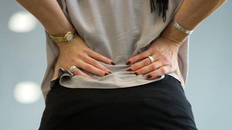 Untrainierte Faszien können unter anderem Rückenschmerzen auslösen. Dagegen kann man mit einfachen Übungen vorgehen