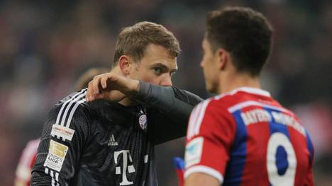 Manuel Neuers (l.) Fehlgriff leitet die zweite Saisonpleite des FC Bayern ein