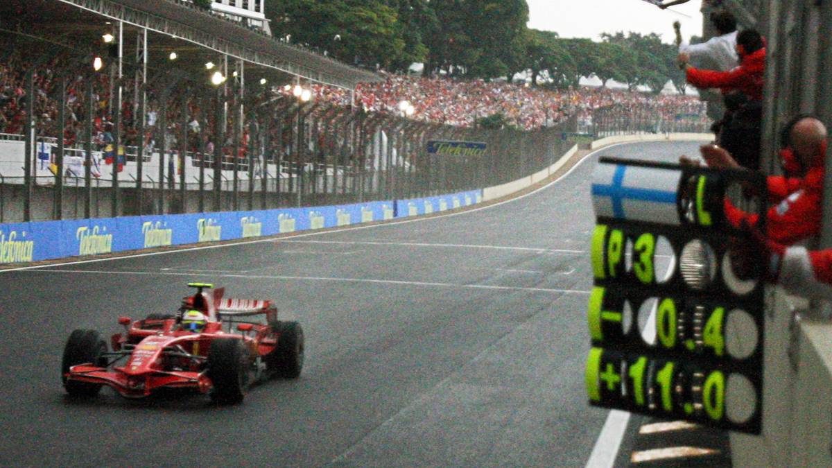 FELIPE MASSA 2008: Als der Ferrari-Pilot beim letzten Saisonrennen in seiner brasilianischen Heimat als Erster die Ziellinie überfährt, ist die Freude riesig: Massa hat den Sieben-Punkte-Rückstand auf den sechstplatzierten Lewis Hamilton aufgeholt und krönt sich wegen der mehr erzielten Siege vermeintlich erstmals zum Formel-1-Weltmeister